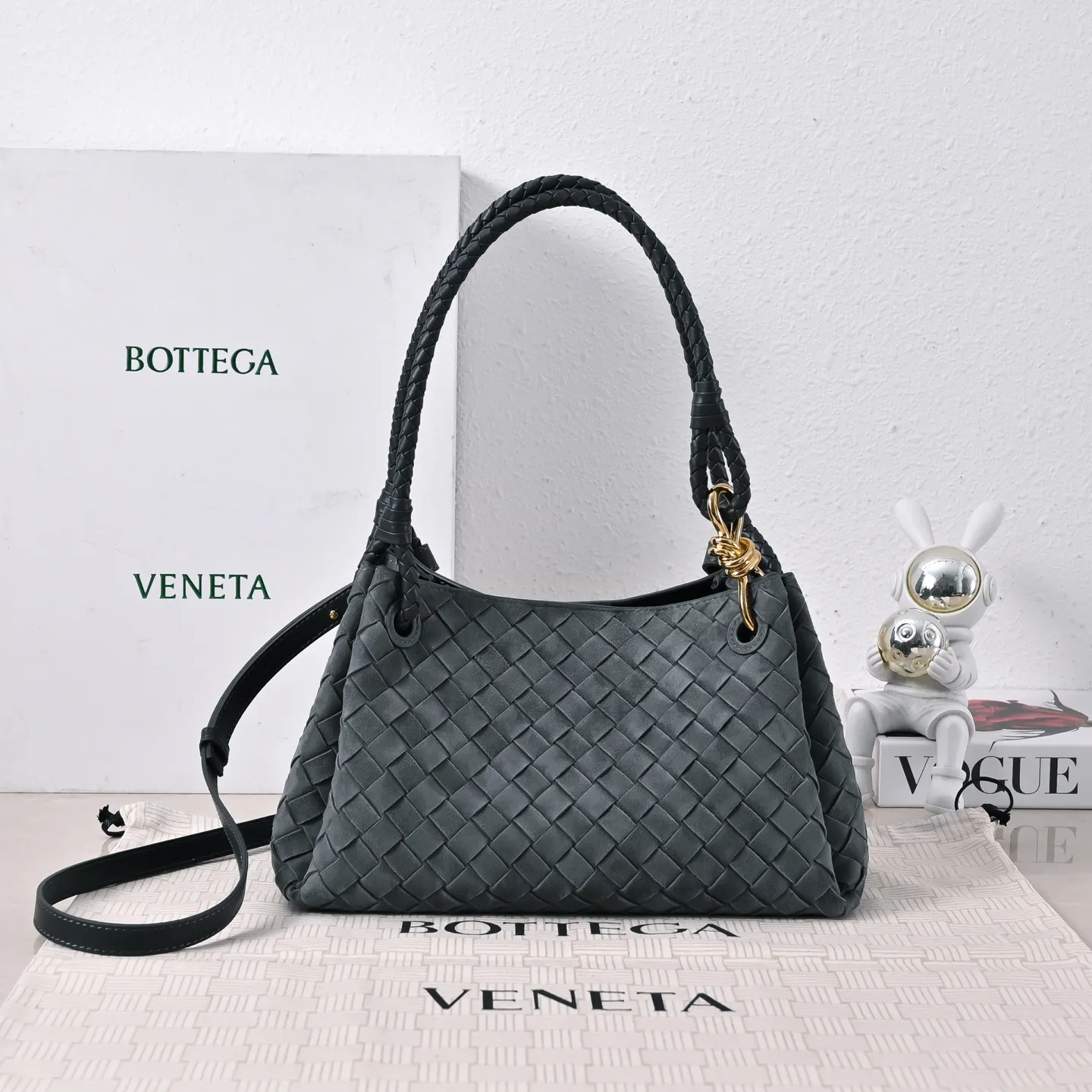 Batch 2060 BOTTEGA VENETA2025 new autumn medium suede parachuta has a unique appearance with the iconic metal knot, and a whole piece of leather folds the four corners into a parachute shape! The exquisite Knot metal buckle is like putting jewelry on a bag. It is high-end and elegant. Its super capacity can hold all your things! The overall effect of this bag is very different from before. It is neither too delicate to provide a large capacity nor too bulky because of its practicality. It simply provides a perfectly suitable bag for casual and simple people👜 Style number: 5921 Size: 29.5*18.5*17.5cm